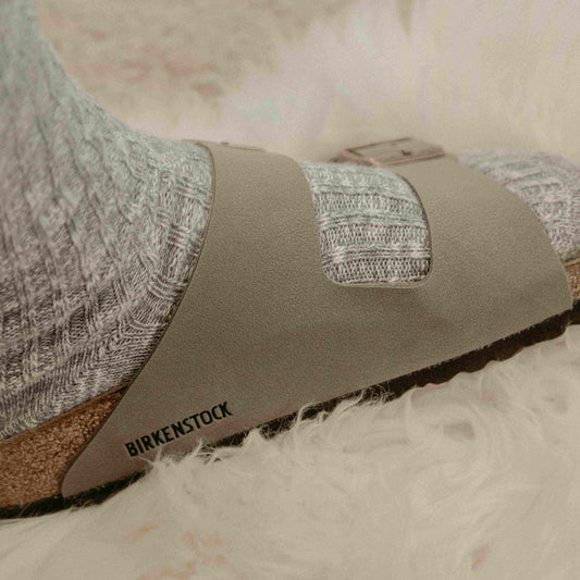 Ribbestrikkede sokker med sandaler