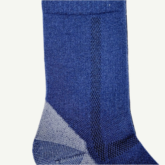 Pustesonen på blå merinoull sokker