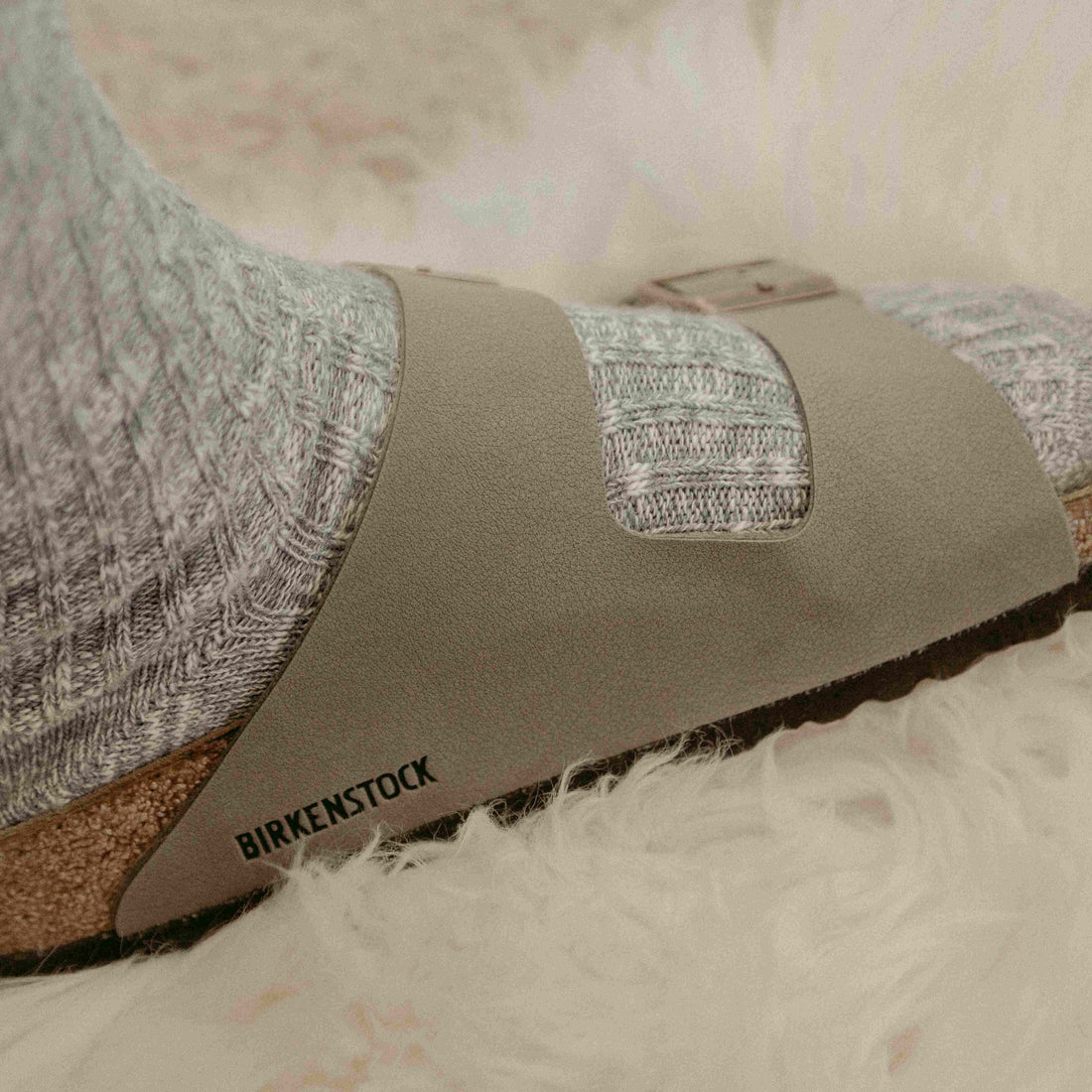 Ribbestrikkede sokker med sandaler