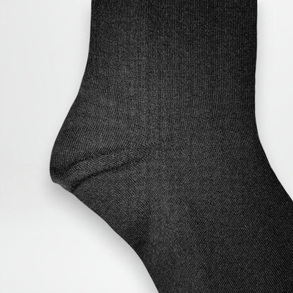 Lange svarte sokker garn