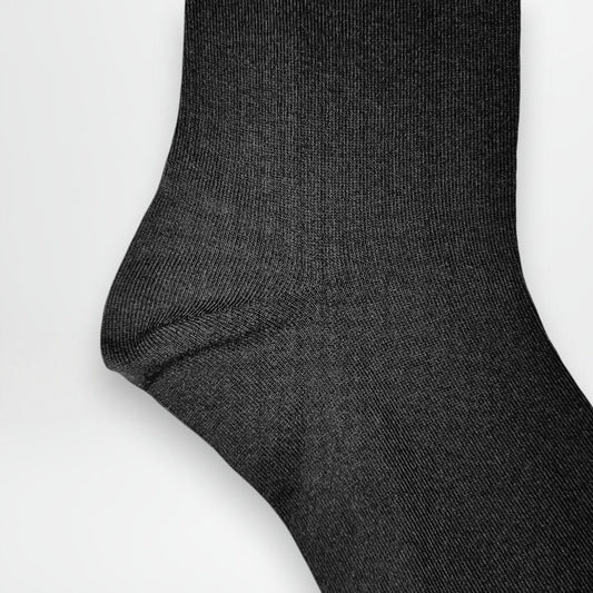 Lange svarte sokker garn